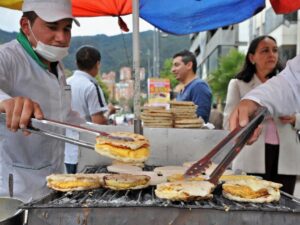 Tour de comidas con 12 degustaciones en la mejor zona de Medellin