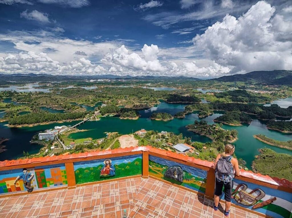 Día Completo a Guatape con Desayuno Almuerzo y Tour en Barco