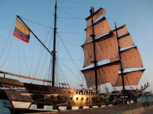 Tour por Bahia Cartagena en Barco Pirata con Atardecer y Música