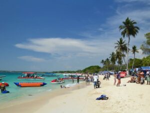Tour a 5 Islas del Rosario en Bote Deportivo, Almuerzo y Snorkel