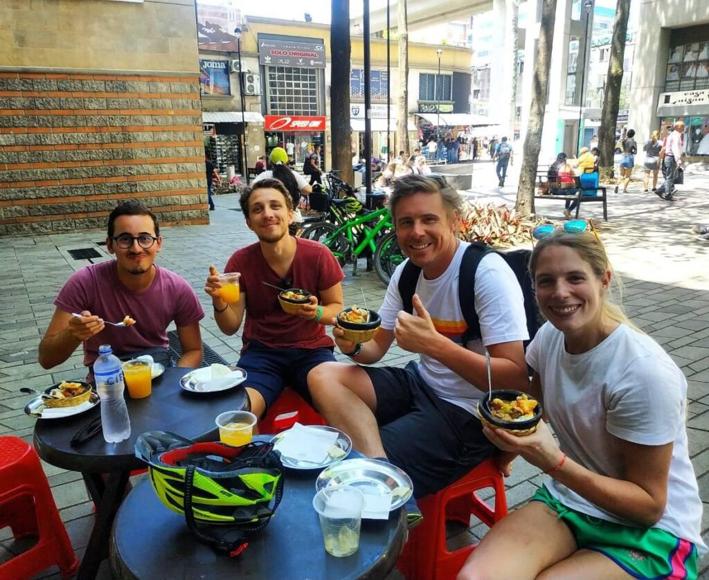 Recorre La Ciudad de Medellin en Bicicleta con Snacks y Bebidas