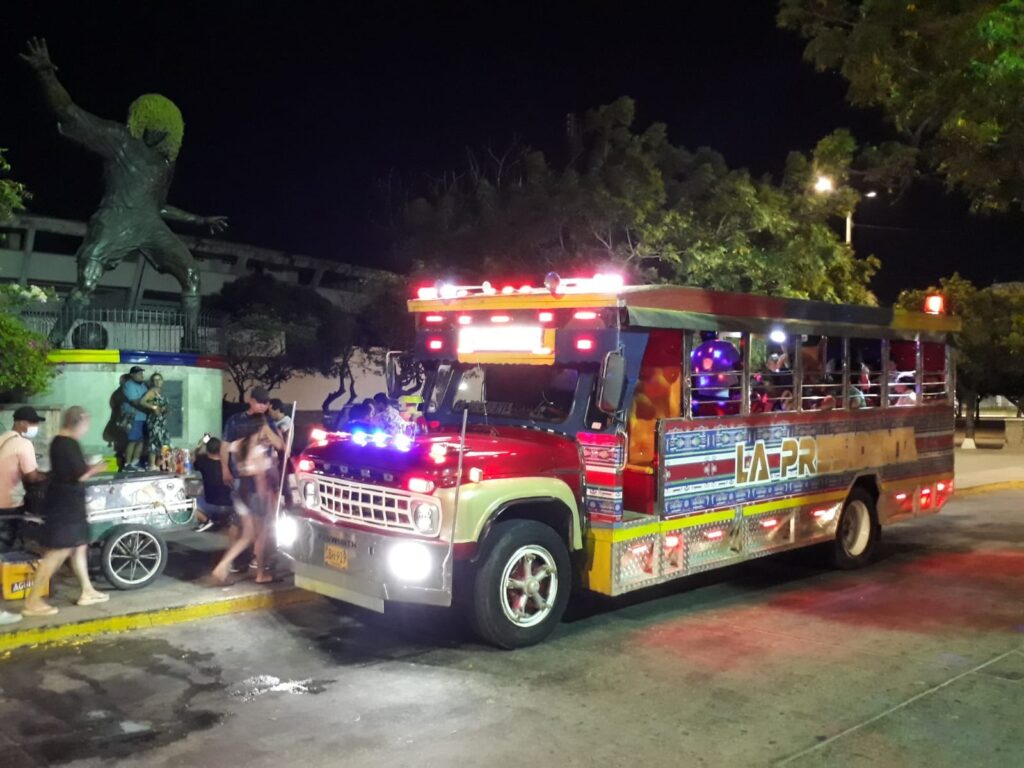 Tour en Chiva Rumbera Música Fiesta y Diversión en Santa Marta