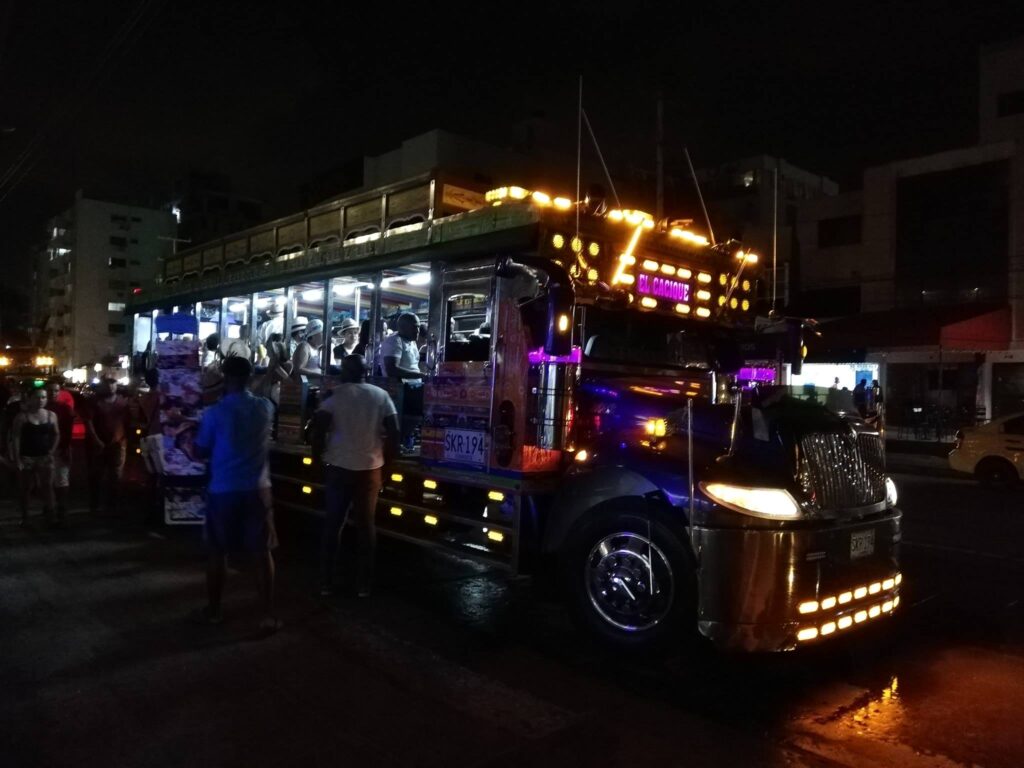Tour en Chiva Rumbera con Música Fiesta y Diversión en Cartagena