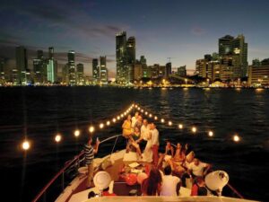 Cena Romántica Nocturna en Barco de Lujo por bahía de Cartagena