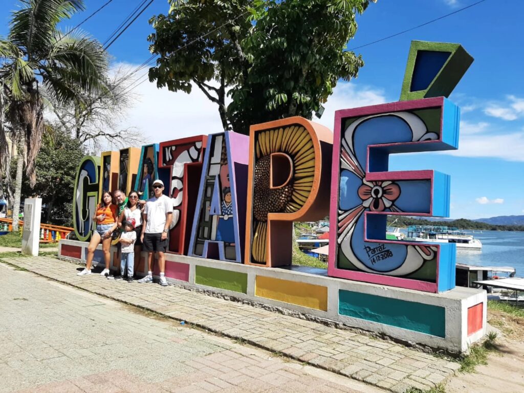 Día Completo a Guatape con Desayuno Almuerzo y Tour en Barco