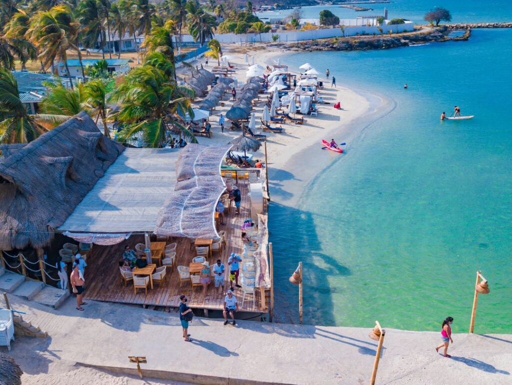 Tour a Palmarito con Playa Privada, Piscinas y Full Alimentación