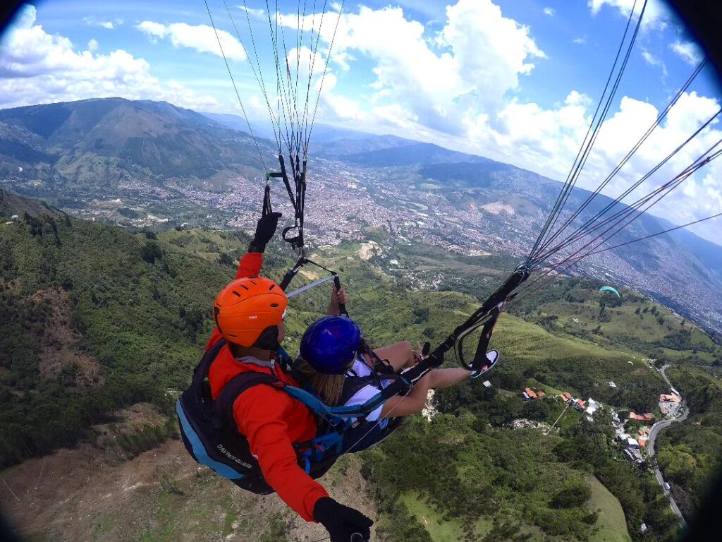Experiencia en Parapente por los paisajes mas Bonitos de Medellin