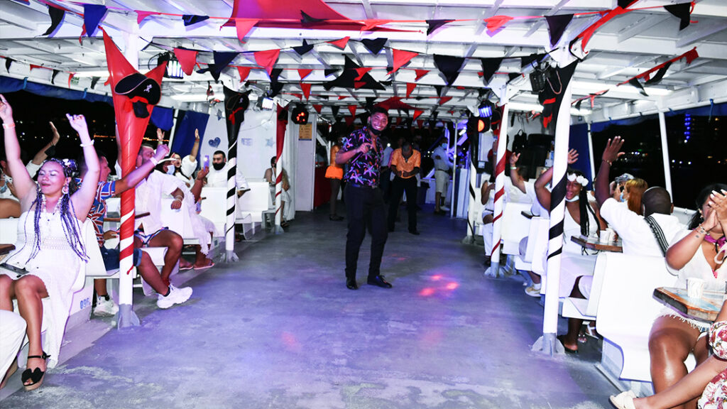 Tour de Rumba en Yate por la Bahia en San Andres con Barra Libre