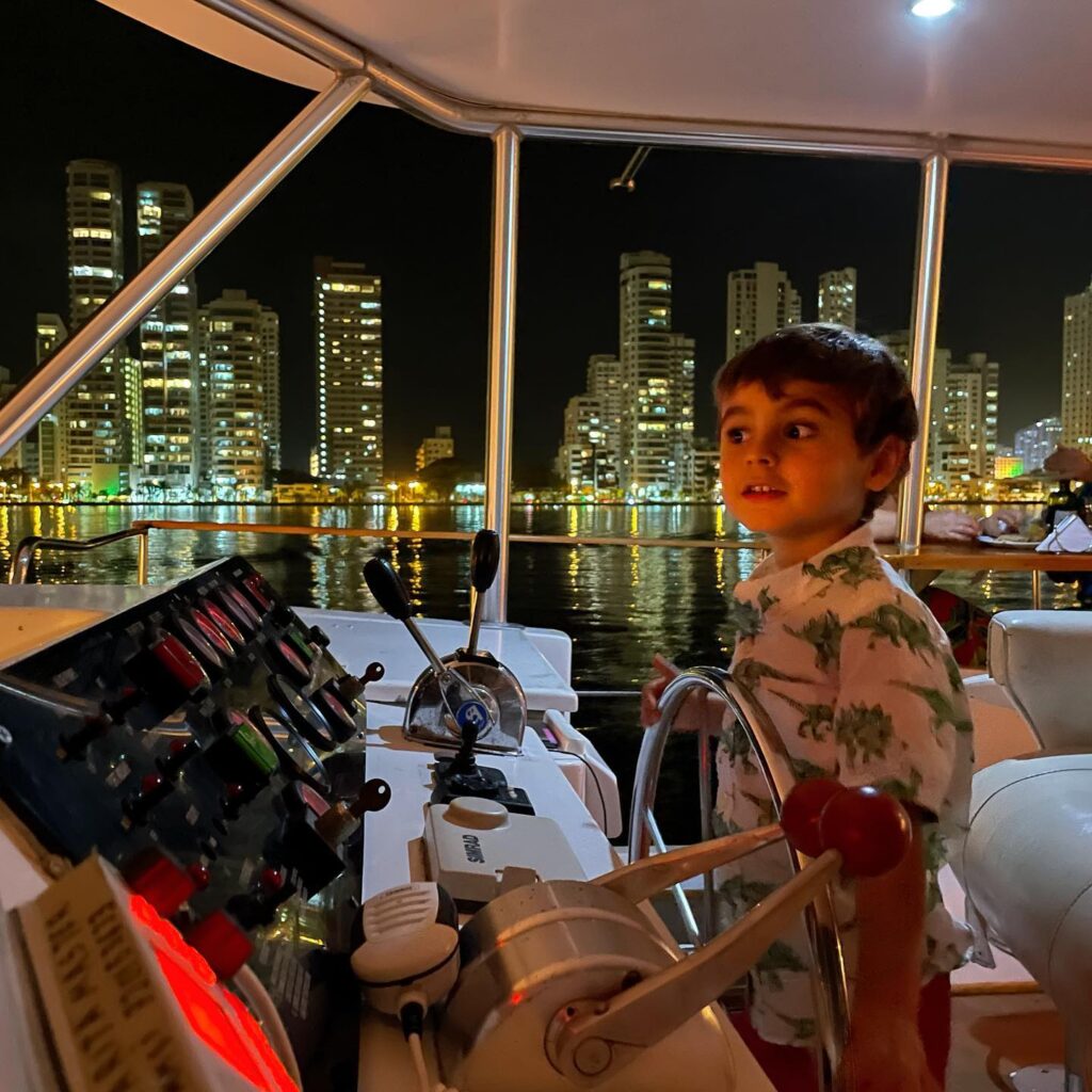 Cena Romántica Nocturna en Barco de Lujo por bahía de Cartagena