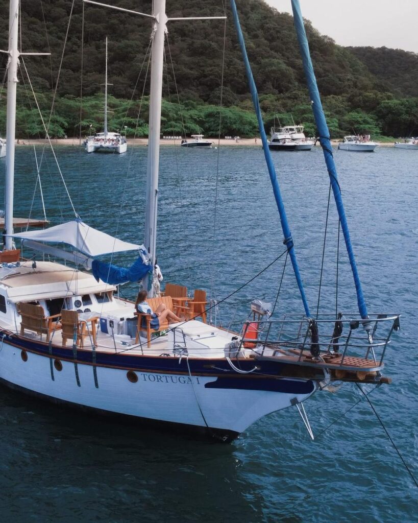 Navega al Parque Tayrona en Velero con Almuerzo, Snorkel y Paddle