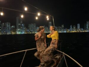 Cena Romántica Nocturna en Barco de Lujo por bahía de Cartagena