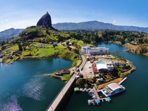 Día Completo a Guatape con Desayuno Almuerzo y Tour en Barco