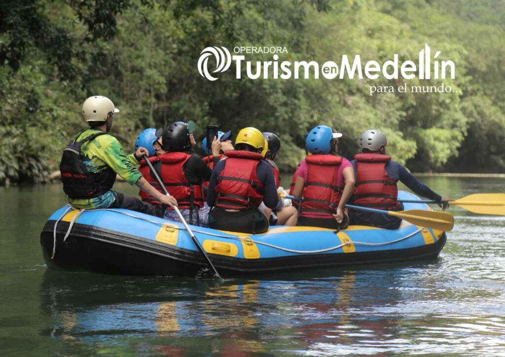 Tour Completo de Rafting en Rio Claro desde Medellin con almuerzo