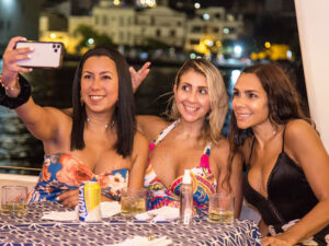 Cena Romántica Nocturna en Barco de Lujo por bahía de Cartagena