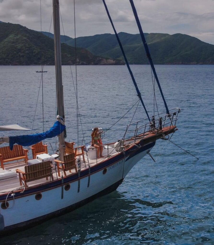 Navega al Parque Tayrona en Velero con Almuerzo, Snorkel y Paddle