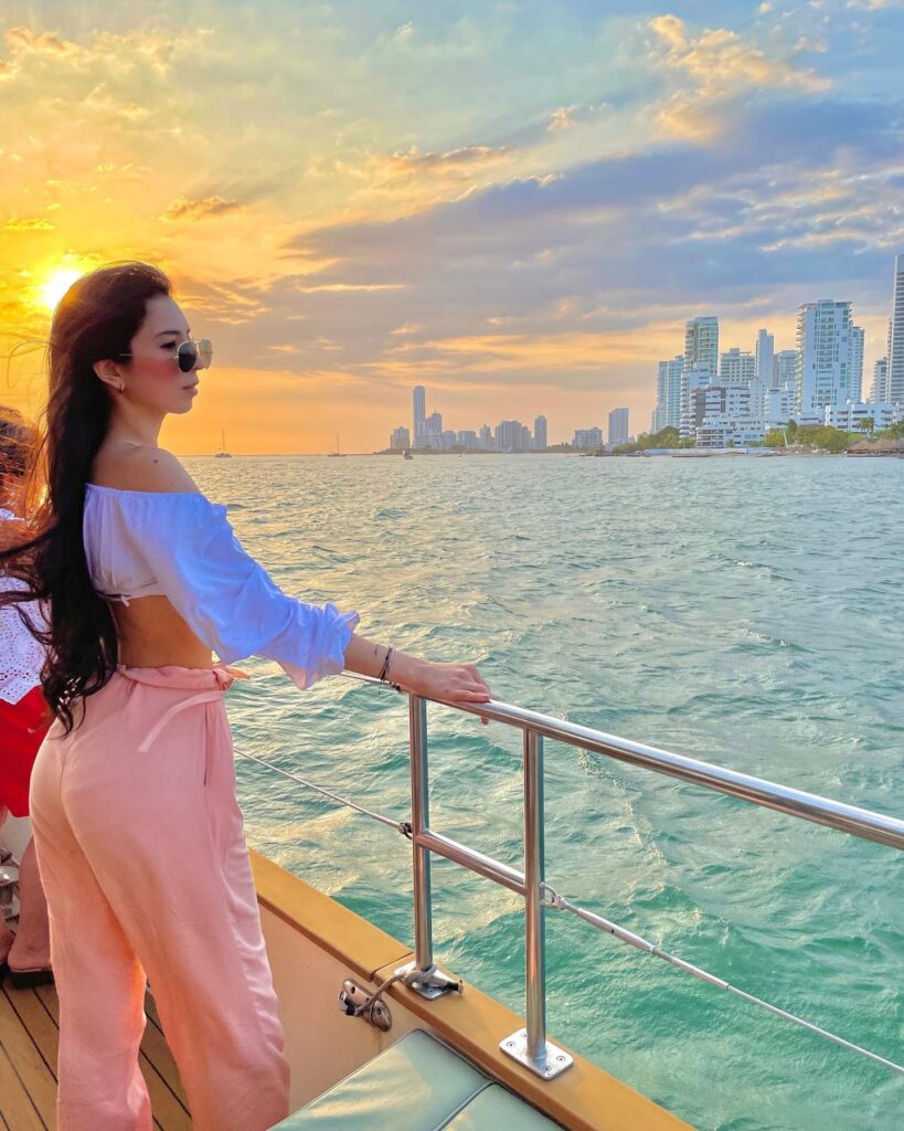 Tour por Bahia en Cartagena con Atardecer, Música y Bar Abierto
