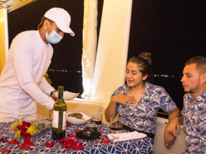 Cena Romántica Nocturna en Barco de Lujo por bahía de Cartagena