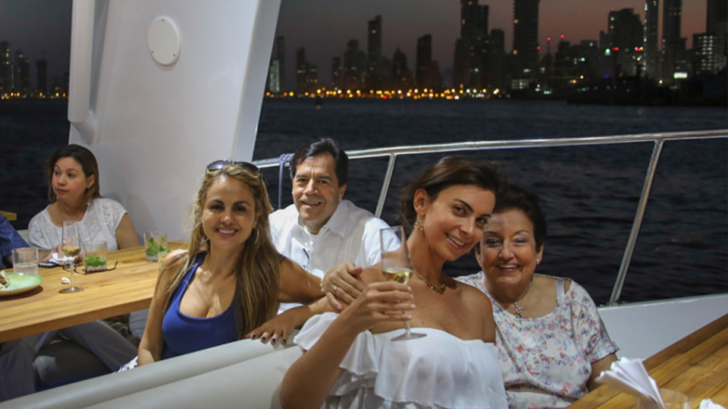 Cena Romántica Nocturna en Barco de Lujo por bahía de Cartagena