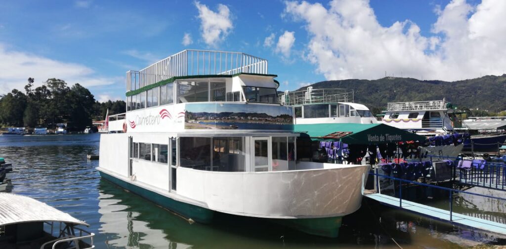 Día Completo a Guatape con Desayuno Almuerzo y Tour en Barco
