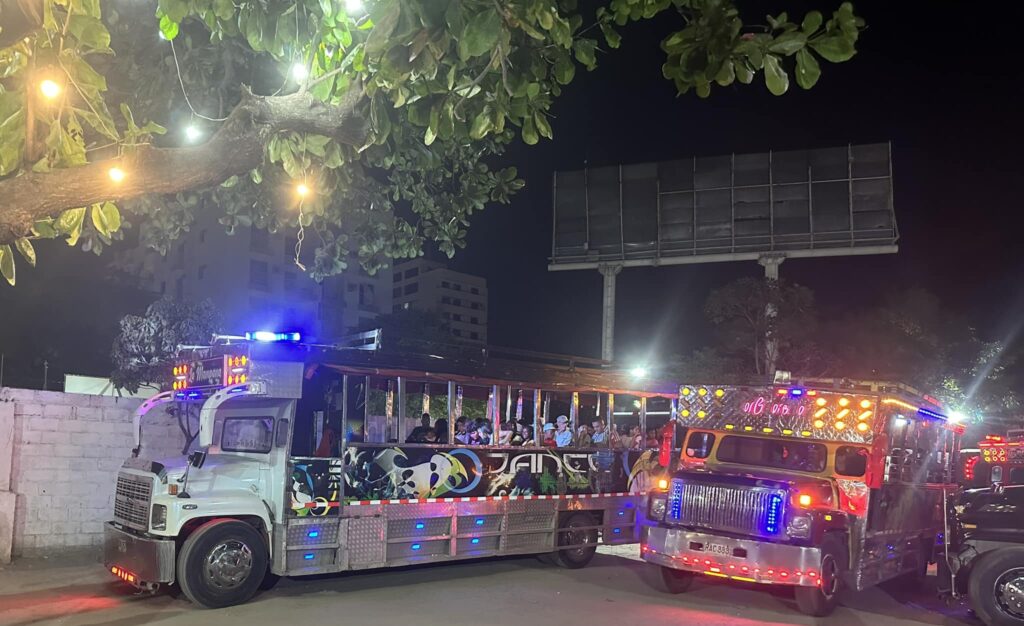 Tour en Chiva Rumbera con Música Fiesta y Diversión en Cartagena