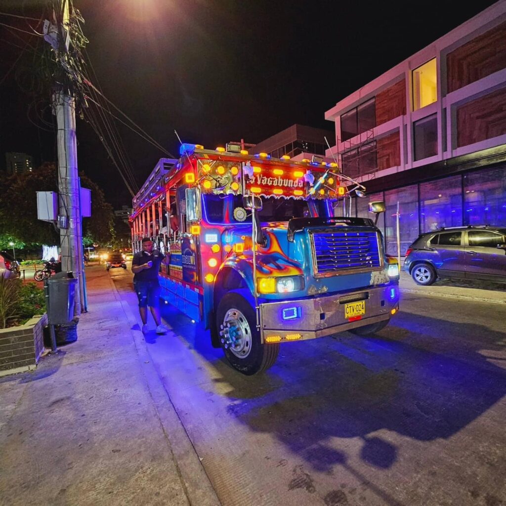 Tour en Chiva Rumbera con Música Fiesta y Diversión en Cartagena