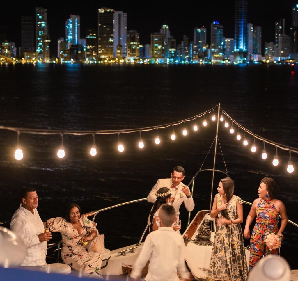 Cena Romántica Nocturna en Barco de Lujo por bahía de Cartagena