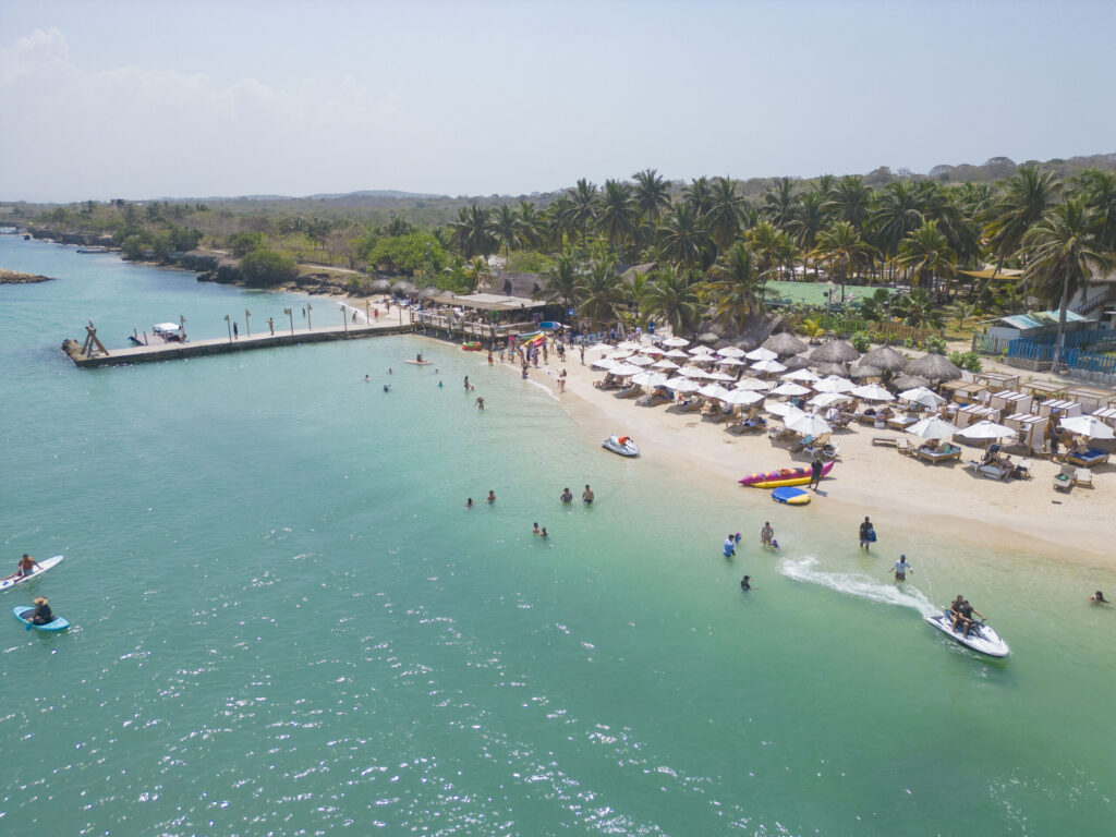 Tour a Palmarito con Playa Privada, Piscinas y Full Alimentación