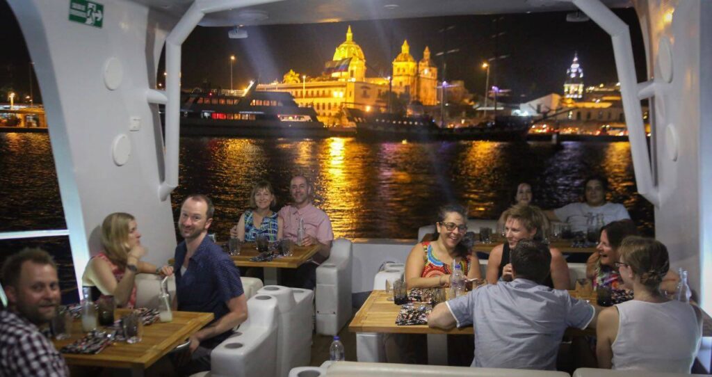 Cena Romántica Nocturna en Barco de Lujo por bahía de Cartagena