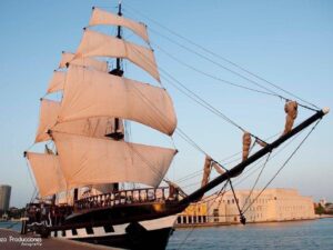 Tour por Bahia Cartagena en Barco Pirata con Atardecer y Música