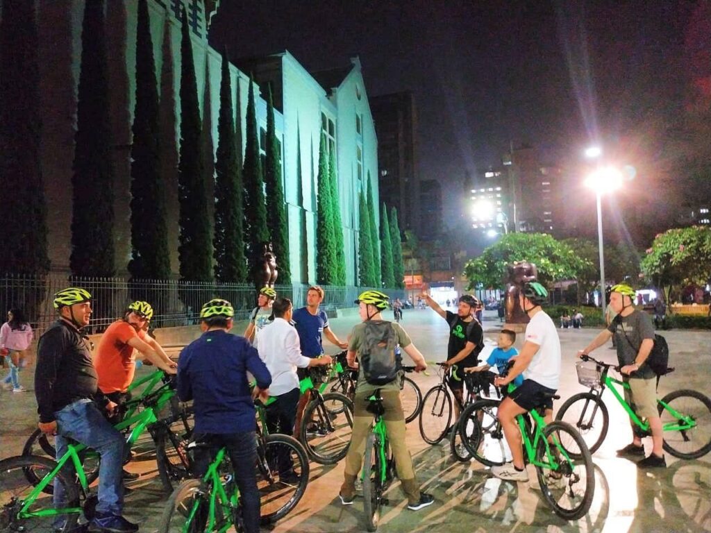 Recorre La Ciudad de Medellin en Bicicleta con Snacks y Bebidas