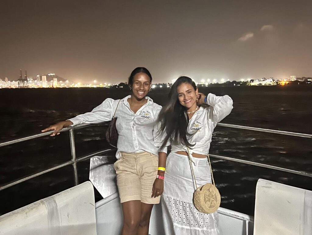 Fiesta Blanca en bahia de Cartagena con Cena Buffet y Bar Abierto