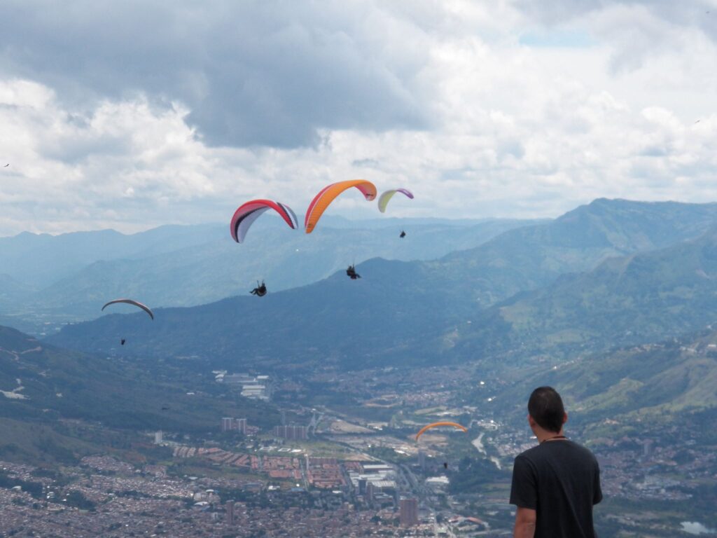 Experiencia en Parapente por los paisajes mas Bonitos de Medellin