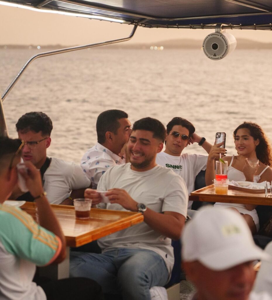 Cena Romántica Nocturna en Barco de Lujo por bahía de Cartagena