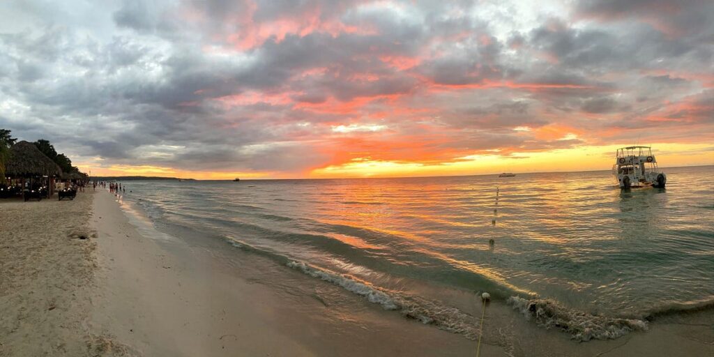 Atardecer y Plancton Luminoso con Cena en Playa Tranquila Baru