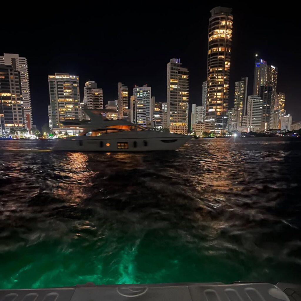 Tours 2X1 en Cartagena: Atardecer en Crucero y Chiva Rumbera