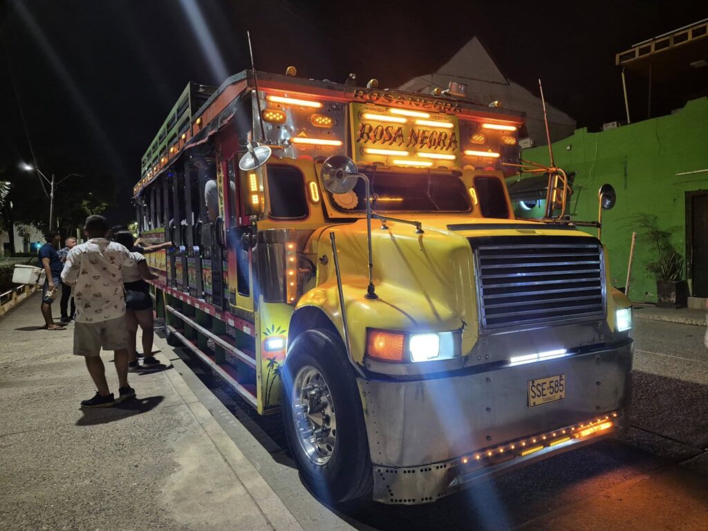 Tours 2X1 en Cartagena: Atardecer en Crucero y Chiva Rumbera