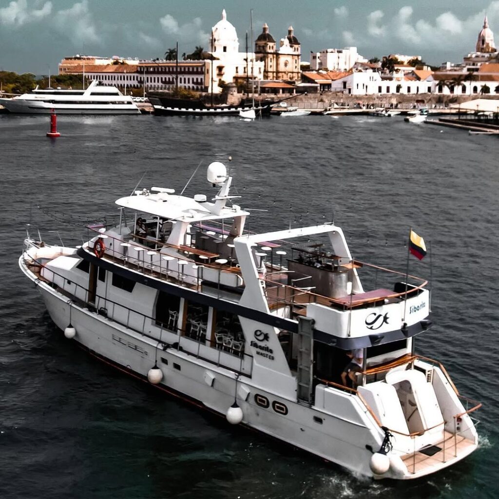 Cena Romántica Nocturna en Barco de Lujo por bahía de Cartagena