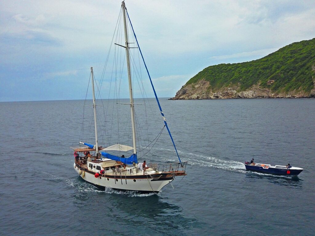 Navega al Parque Tayrona en Velero con Almuerzo, Snorkel y Paddle