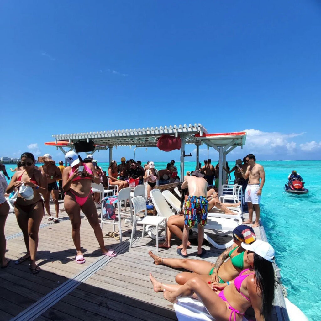 Tour día Completo a la Isla Bar Flotante Ibiza en San Andres