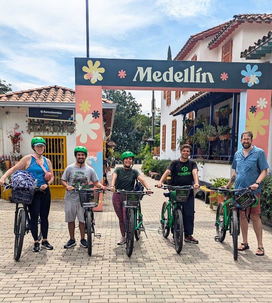 Recorre La Ciudad de Medellin en Bicicleta con Snacks y Bebidas