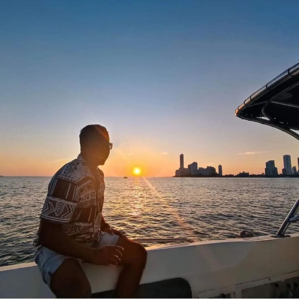 Tour por Bahia en Cartagena con Atardecer, Música y Bar Abierto
