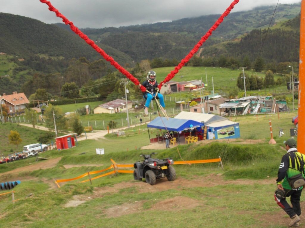 Salto Extremo de 30 Metros: En Pueblo Loco Track La Calera