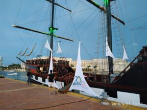 Tour por Bahia Cartagena en Barco Pirata con Atardecer y Música