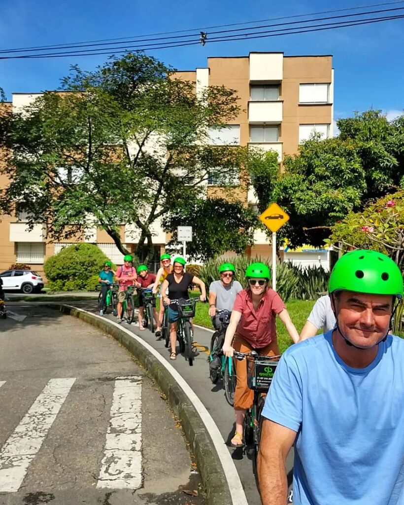 Recorre La Ciudad de Medellin en Bicicleta con Snacks y Bebidas