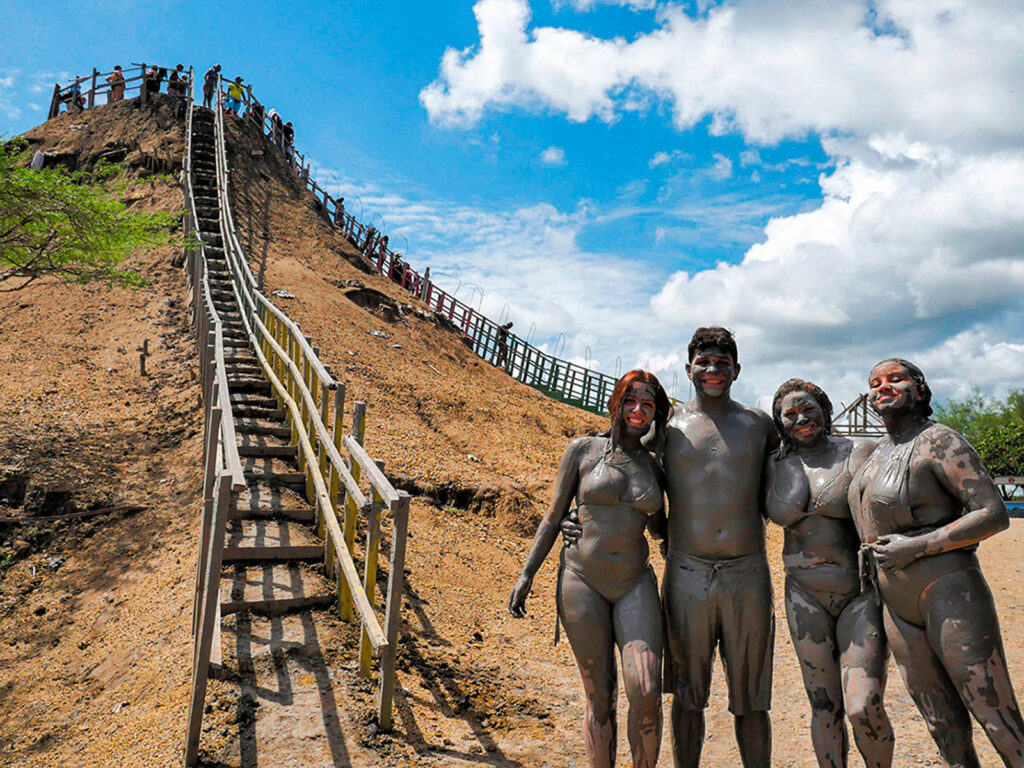 Dia Completo al Volcan del Totumo con Almuerzo y Playa Privada