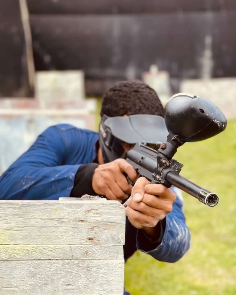Experiencia de Paintball en Campo Profesional con Obstáculos