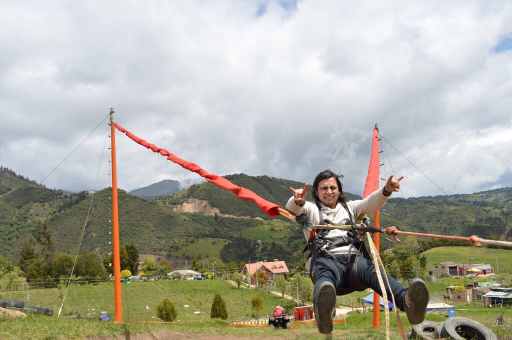 Salto Extremo de 30 Metros: En Pueblo Loco Track La Calera
