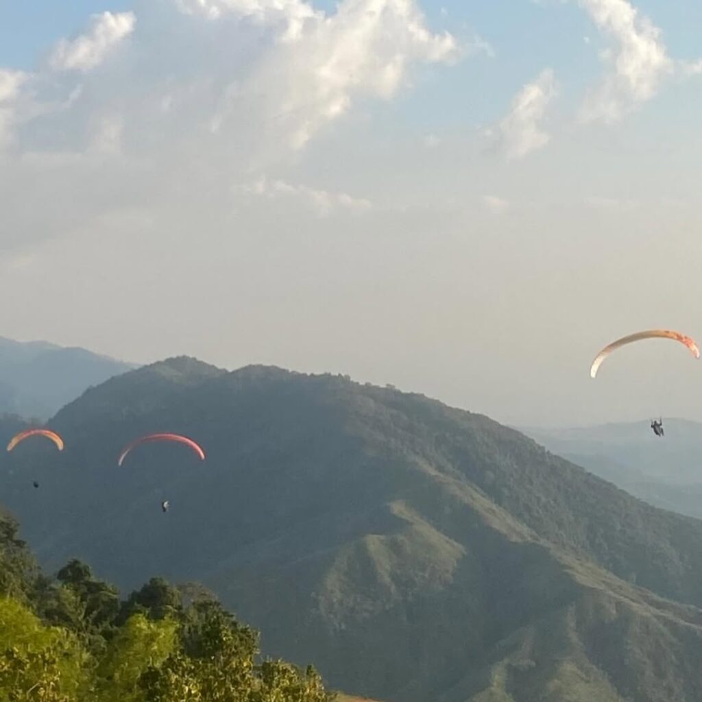 Experiencia en Parapente desde las hermosas montañas del Valle