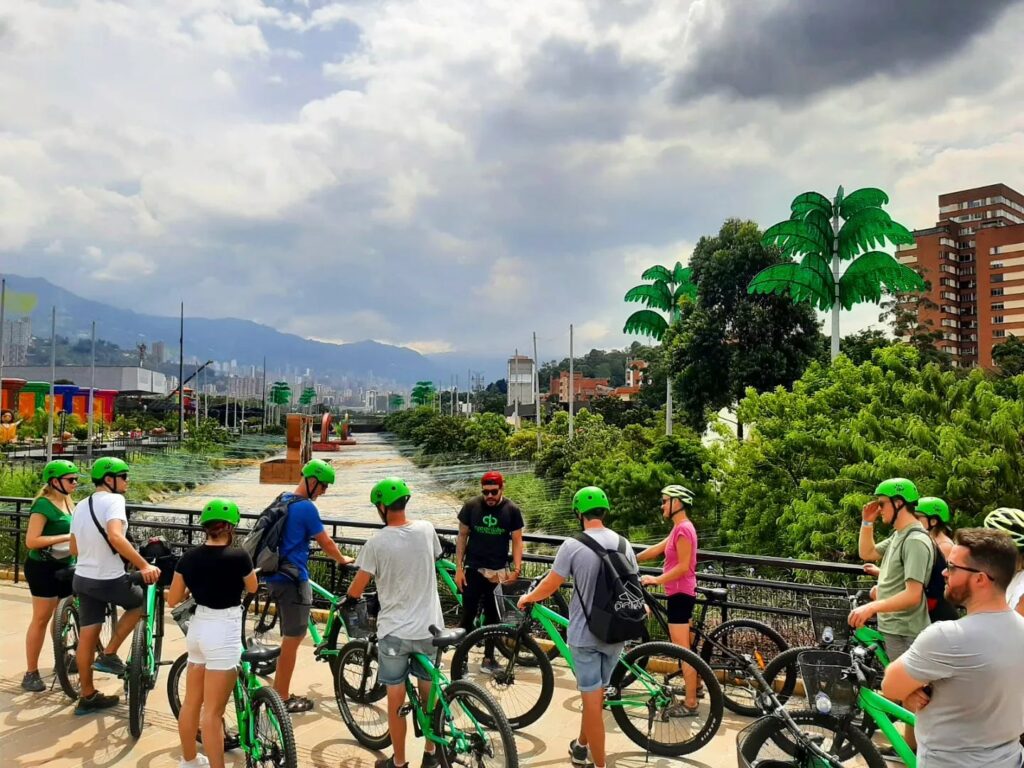 Recorre La Ciudad de Medellin en Bicicleta con Snacks y Bebidas