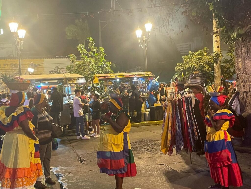 Tour en Chiva Rumbera con Música Fiesta y Diversión en Cartagena